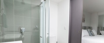 Apartamento família | Banheiro | Chuveiro, chuveiro com efeito de chuva, secador de cabelo
