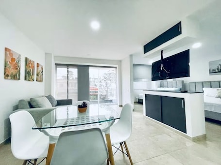 Apartamento, vista para o pĆ”tio | Ćrea de estar | TV de tela plana 32 polegadas com canais digitais