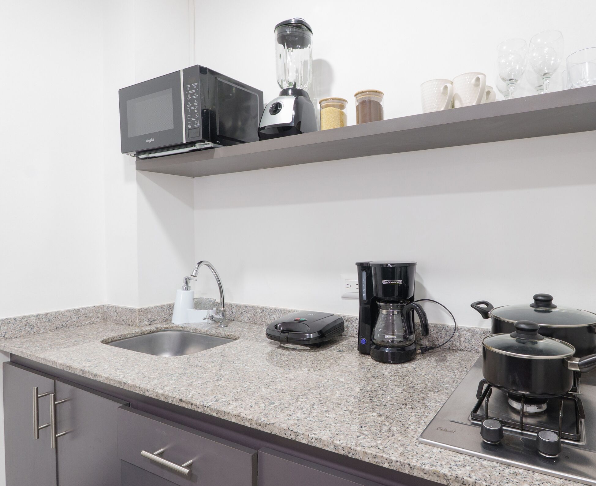 Classic Apartment | Private kitchen | Microwave, dishwasher, cookware/dishes/utensils, freezer