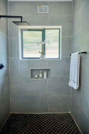 Sèche-cheveux, serviettes fournies, savon, papier toilette