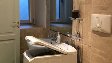 Douche, sĂšche-cheveux, bidet, serviettes fournies