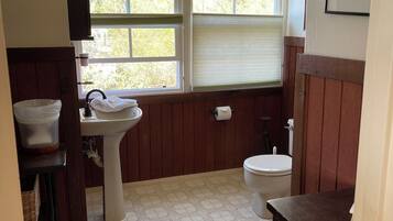 Suihku, hiustenkuivaaja, pyyhkeet, saippua