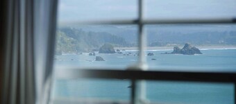 Redwood Room - Spacious Elegance Overlooking the Pacific Ocean and Trinidad Bay