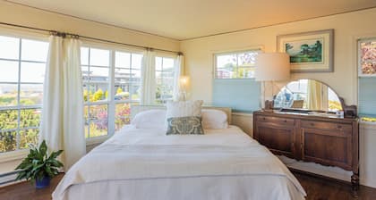 Large, Comfortable Room with views of both the Ocean and The Bay!