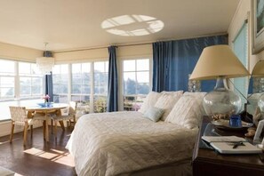 1 bedroom, bed sheets