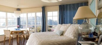 Large, Comfortable Room with views of both the Ocean and The Bay!