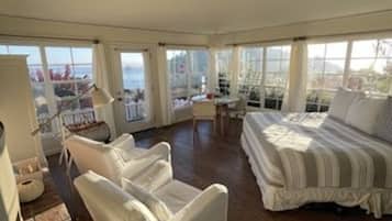 1 bedroom, bed sheets