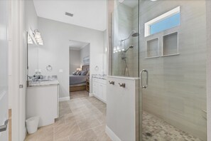 Shower, hair dryer, towels, soap - Waterfront Paradise in Englewood, FL – Bring Your Boat and Fishing Rods! (Grove City)