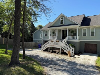 On the Water private getaway on Johns Island. Just minutes away from downtown!
