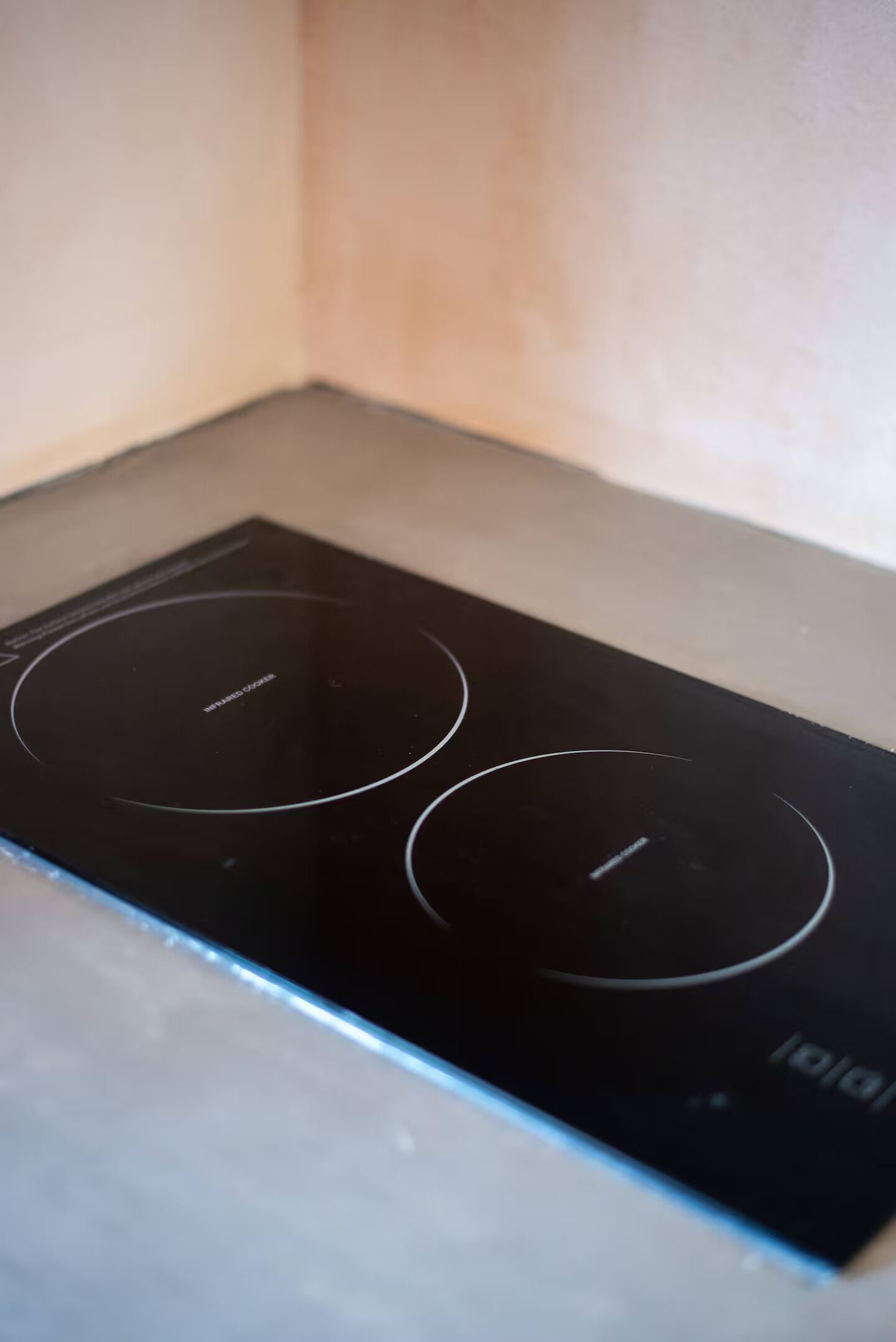 Una cocina de inducción negra con dos hornillas.