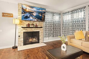 Lejlighed - flere senge - pejs i værelset - bjergudsigt (Powder Run Retreat) | Interiør