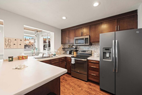 コンドミニアム ベッド (複数台) 暖炉 マウンテンビュー (Powder Run Retreat) | 専用キッチン | 冷蔵庫、電子レンジ、オーブン、コンロ