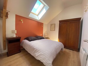 2 bedrooms, iron/ironing board, free WiFi