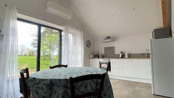 Geladeira, micro-ondas, fogão, cooktop