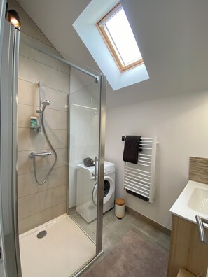 Dusche, Haartrockner, Seife, Toilettenpapier