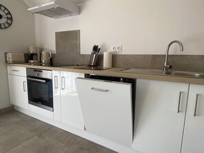 Fridge, microwave, oven, stovetop - La Grange du Contour • Renovated house with terrace - 2 bedrooms, 1 bathroom, separate WC (Drulhe)