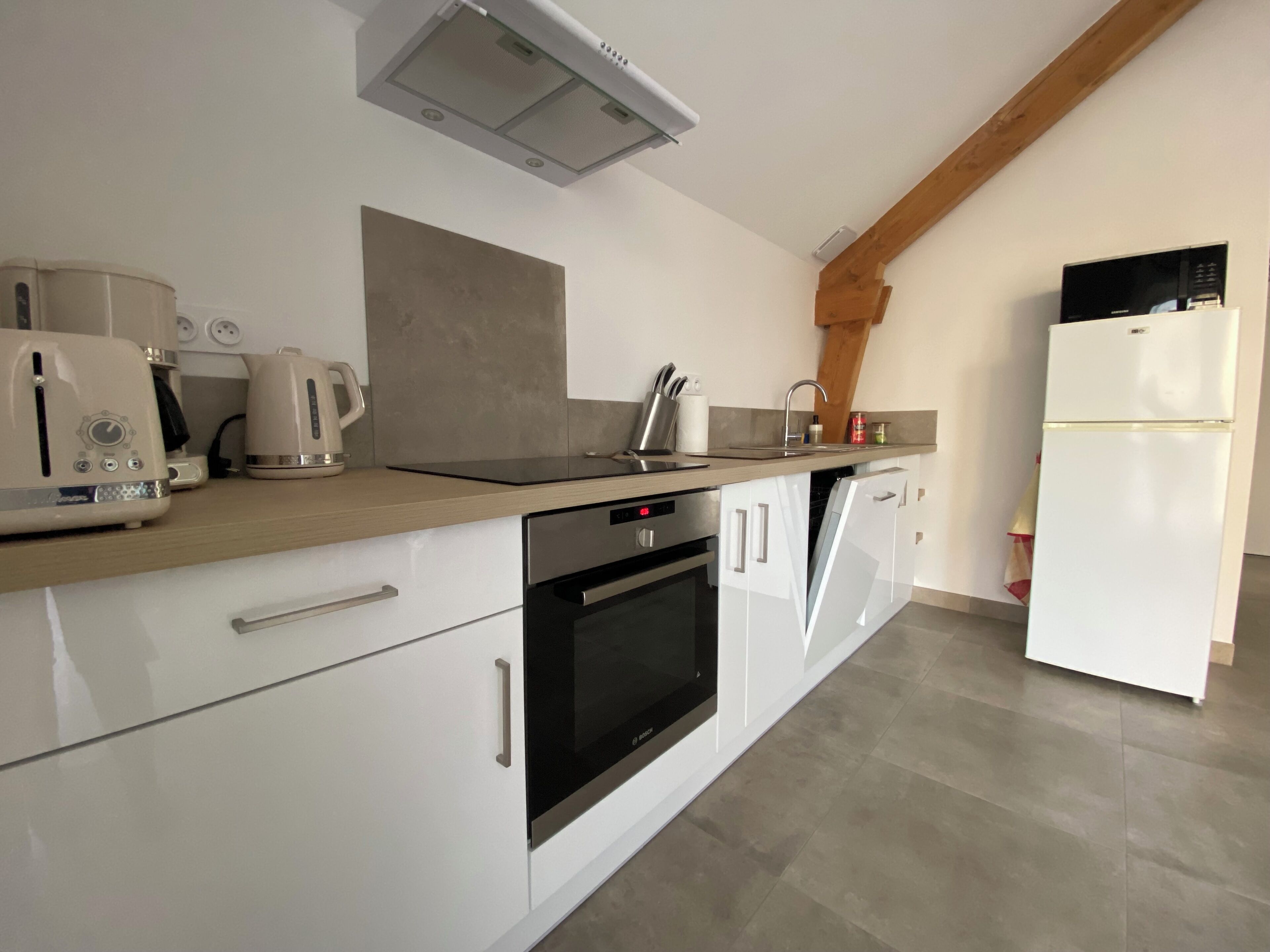 Geladeira, micro-ondas, fogão, cooktop