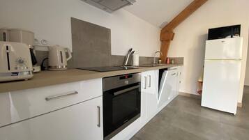 Geladeira, micro-ondas, fogão, cooktop