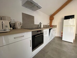 Een koelkast, een microgolfoven, een oven, een kookplaat