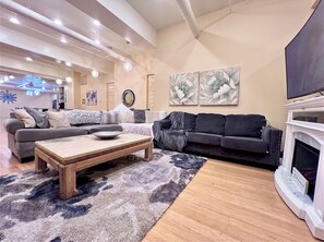 Una Smart TV, una chimenea, videojuegos, libros