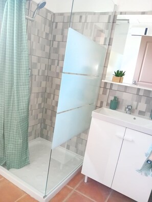 Shower, hair dryer, towels, toilet paper - Mazet Provençal air-conditioned swimming pool parking 5 pers (Gaujac)
