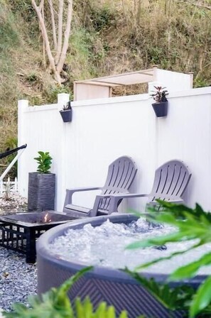 Bañera de hidromasaje al aire libre