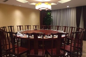 A conference room with a round table, chairs, and a chandelier. - Keriya Hotel (Qingdao Golden Beach Branch) (Qingdao)