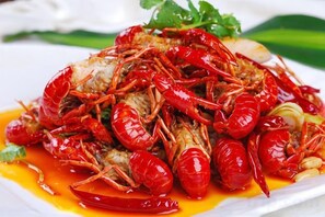 A dish of cooked crayfish with sauce and garnish. - Keriya Hotel (Qingdao Golden Beach Branch) (Qingdao)