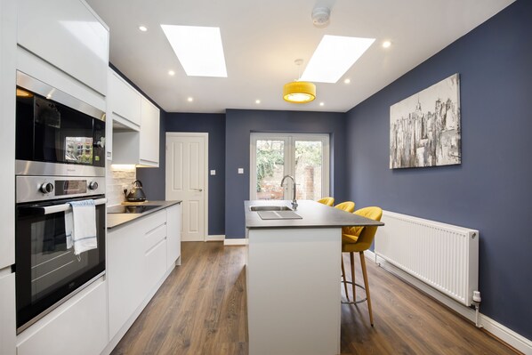 Kühlschrank, Mikrowelle, Ofen, Geschirrspüler