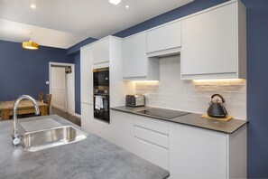 Kühlschrank, Mikrowelle, Ofen, Geschirrspüler