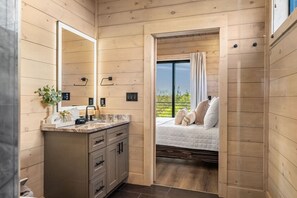 4 bedrooms, desk, iron/ironing board, travel crib - Pool/Hot Tub/Rooftop View/Peloton/Theater - Rooftop Lux in the Smokies (Pigeon Forge)