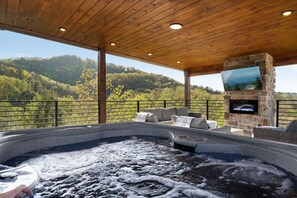 Outdoor spa tub - Pool/Hot Tub/Rooftop View/Peloton/Theater - Rooftop Lux in the Smokies (Pigeon Forge)