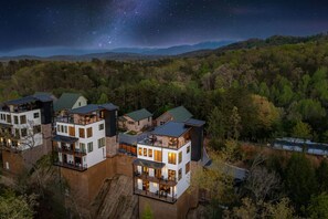 Exterior - Pool/Hot Tub/Rooftop View/Peloton/Theater - Rooftop Lux in the Smokies (Pigeon Forge)