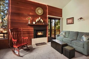 Studio Suite, 1 Queen Bed, Balcony, Mountain View (Regency Retreat) | Living area