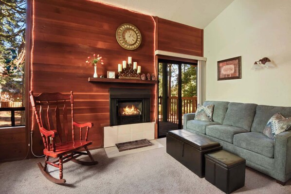 Studio Suite, 1 Queen Bed, Balcony, Mountain View (Regency Retreat) | Living area | 42-inch flat-screen TV with digital channels, fireplace
