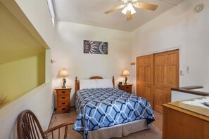 Studio Suite, 1 Queen Bed, Balcony, Mountain View (Regency Retreat)