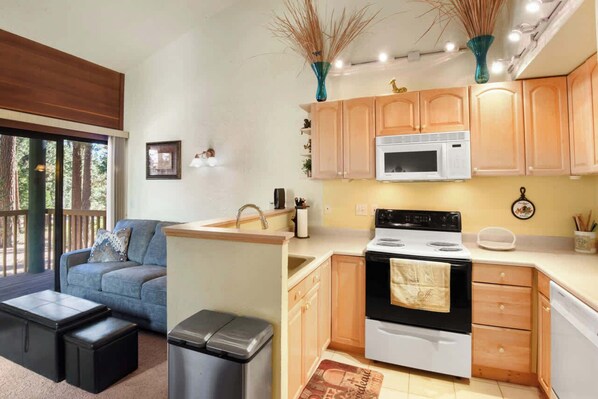 Studio Suite, 1 Queen Bed, Balcony, Mountain View (Regency Retreat) | Interior