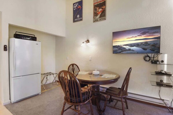 Studiosviitti, 1 keskisuuri parisänky, parveke, vuoristonäköala (Regency Retreat) | Ruokailu