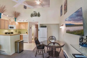 Studio Suite, 1 Queen Bed, Balcony, Mountain View (Regency Retreat) | Dining