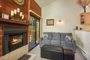 Studio Suite, 1 Queen Bed, Balcony, Mountain View (Regency Retreat) | Living area | 42-inch flat-screen TV with digital channels, fireplace