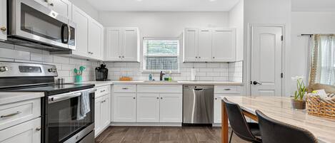 Microondas, horno, placa de cocina, lavavajillas