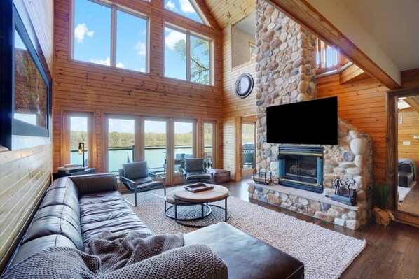 Smart-TV, Kamin, Bücher, Stereoanlage