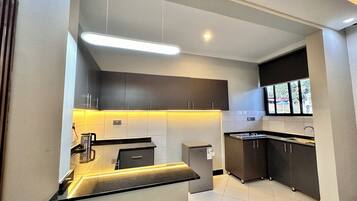 Fridge, microwave, stovetop, dishwasher