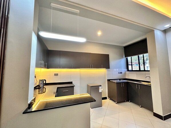 Geladeira, micro-ondas, cooktop, chaleira elétrica