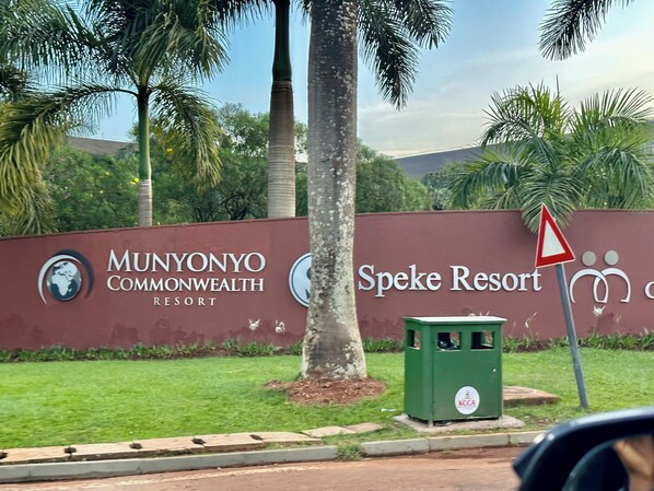 Property grounds - Luxury Living in Kampala (10 mins to Speke Resort) with free unlimited Wi-Fi (Kampala)