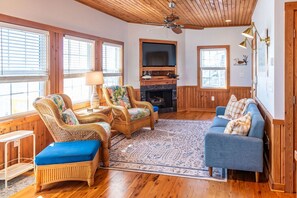 Smart TV, books - Unbeatable Views & Coastal Charm (Harkers Island)