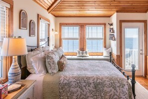 2 soverom, skrivebord, reiseseng for barn og wi-fi (inkludert)