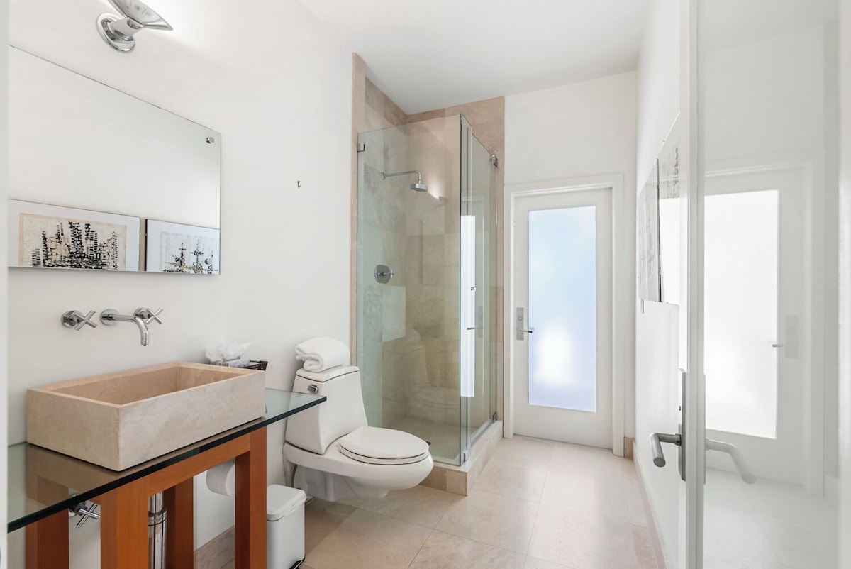 Photo 12 of Charming, pet-friendly 4-bed 4-bath house 4 blocks to Lowdermilk Beach in Naples