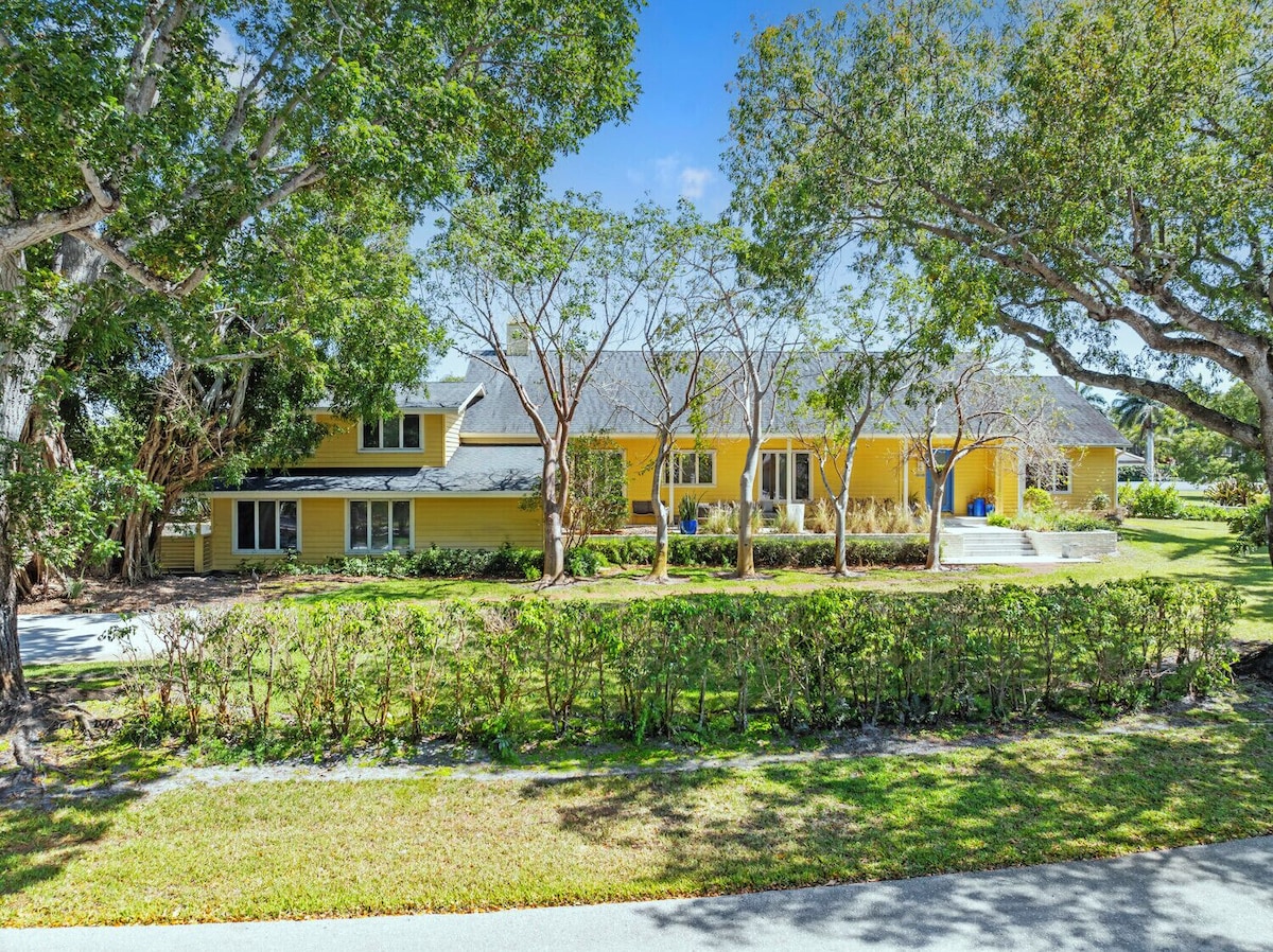 Photo 3 of Charming, pet-friendly 4-bed 4-bath house 4 blocks to Lowdermilk Beach in Naples