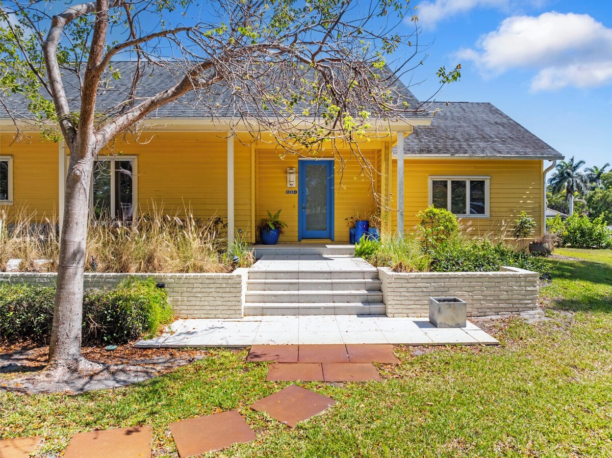 Photo 4 of Charming, pet-friendly 4-bed 4-bath house 4 blocks to Lowdermilk Beach in Naples